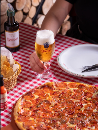 Pizza e cerveja da Pizzaria Baggio, local do Happy Hour do AI Executive Summit Curitiba