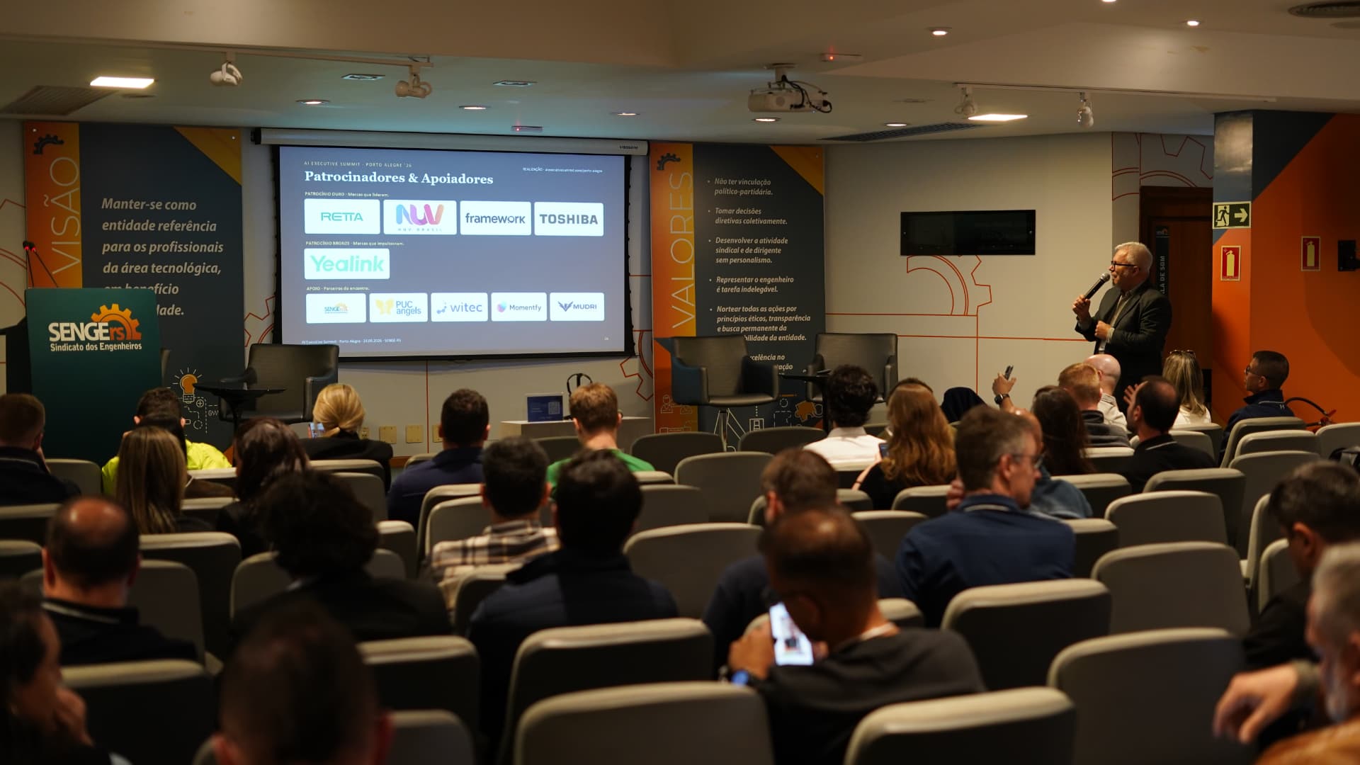 Registro da edição do AI Executive Summit em Porto Alegre — foto 2