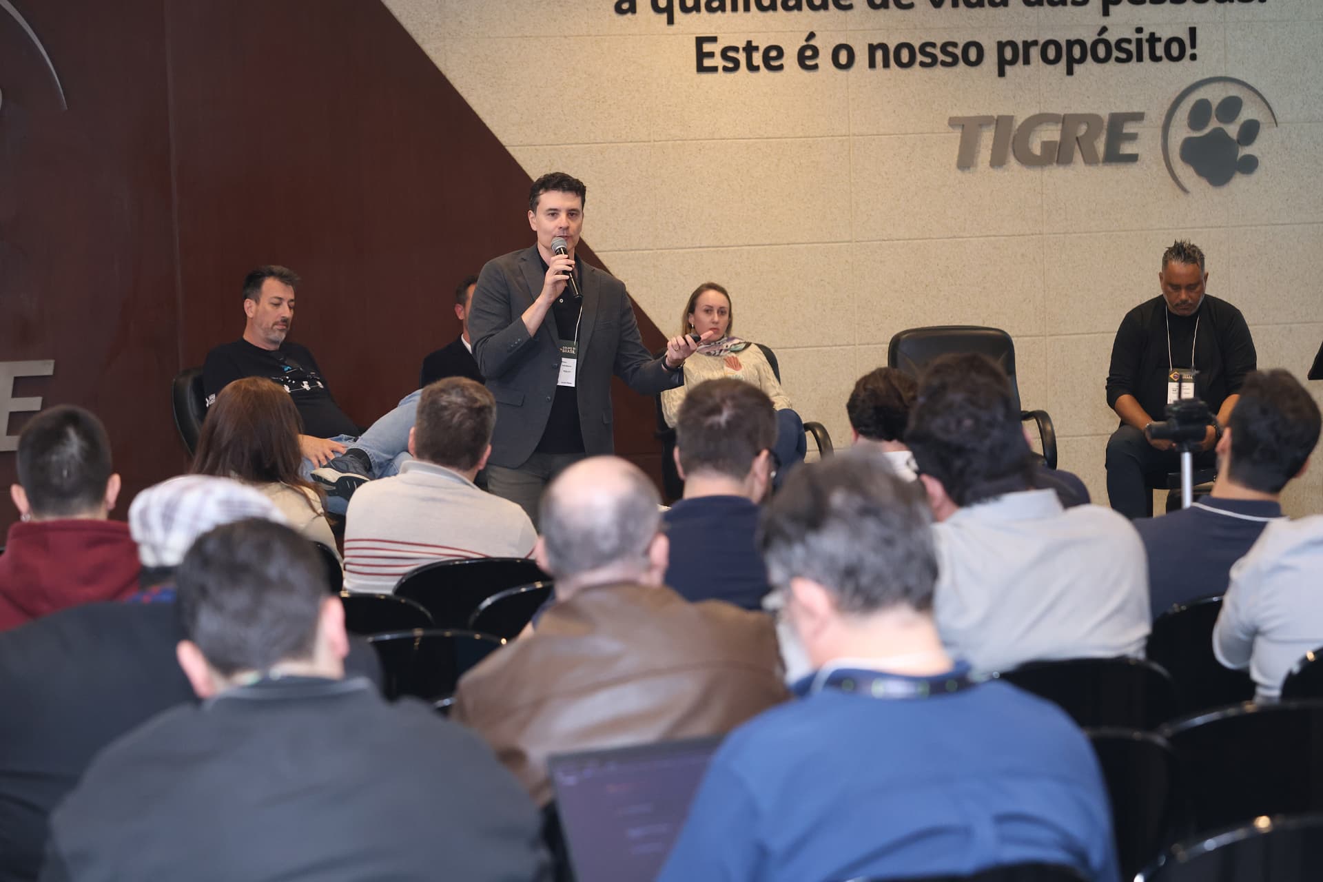 Registro da edição do AI Executive Summit em Joinville — foto 8