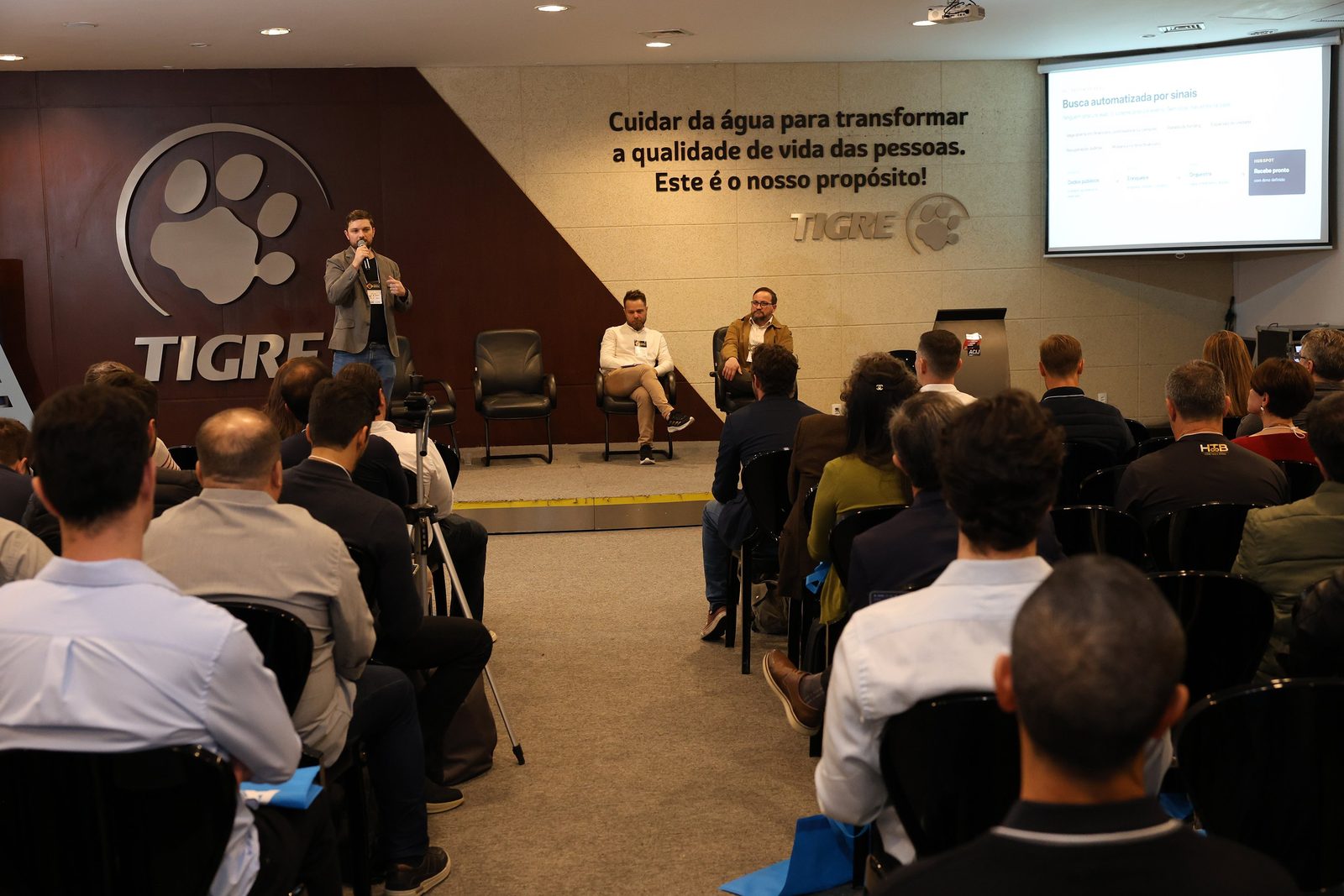 Registro da edição do AI Executive Summit em Joinville — foto 2
